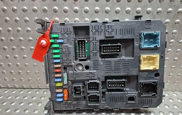 Citroen C4 I Fuse box set S26312533 28119759-5