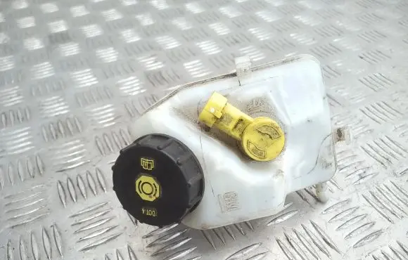 Opel Insignia A Brake fluid reservoir 