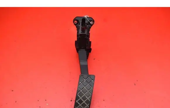 Accelerator throttle pedal