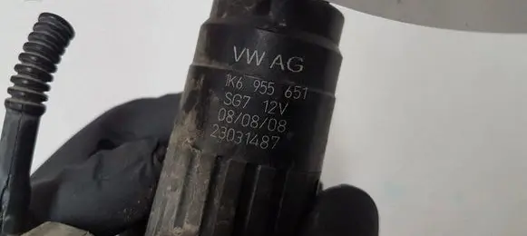 Volkswagen Touran I Windscreen/windshield washer pump 1K6955651