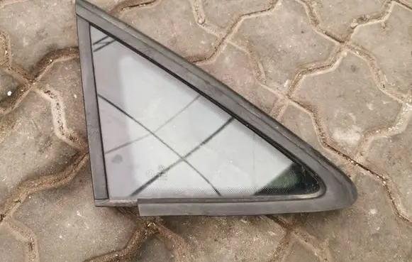 Volkswagen Touran I Front door vent window glass four-door DOT24AS2M68 43R00048