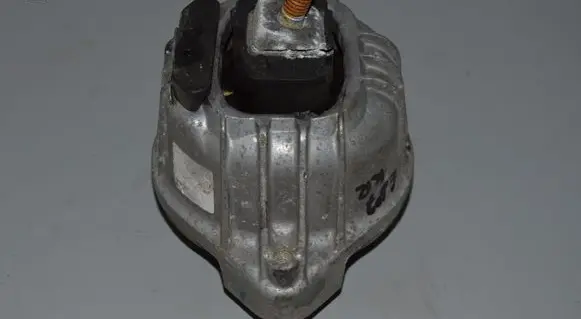BMW 1 E81 E87 Engine mount bracket