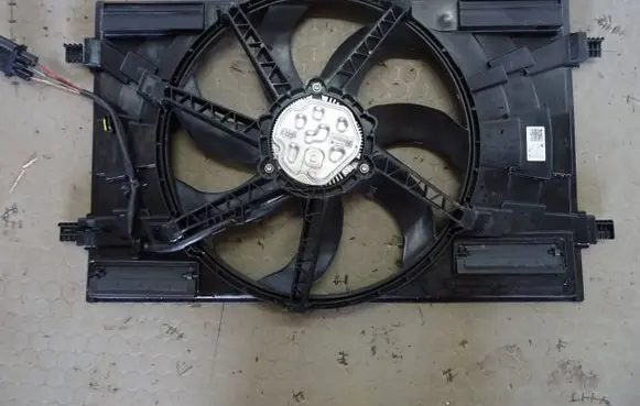 Seat Leon (5F) Electric radiator cooling fan 5Q0121203DR 00010786 09121130