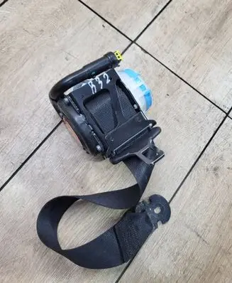 Mercedes-Benz A W176 Front seatbelt A1768600585