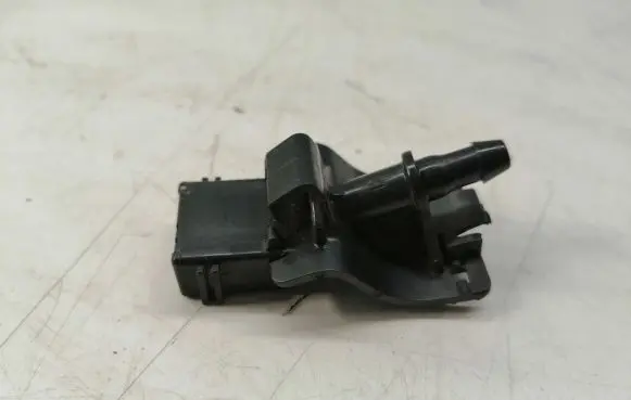 Windshield washer spray nozzle