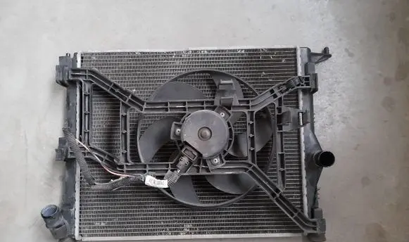 Dacia Sandero Coolant radiator 8200779073 8200735038