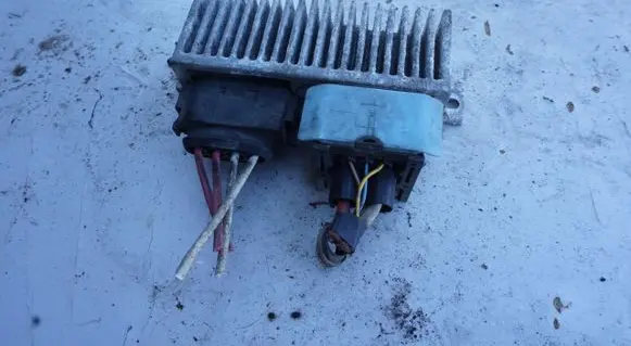 Nissan Juke I F15 Glow plug pre-heat relay 8200558438