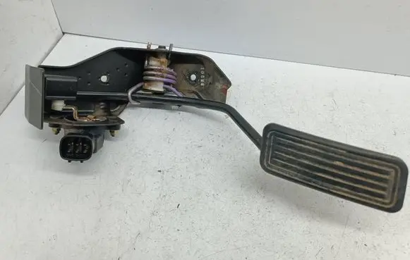 Toyota Corolla E120 E130 Accelerator throttle pedal 1983003041 8928152021