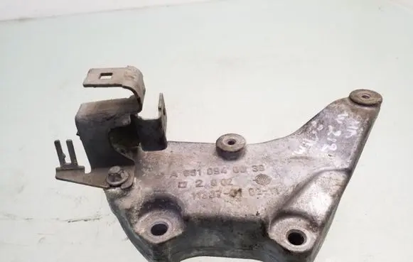 Mercedes-Benz E W212 Engine mounting bracket A6510940039