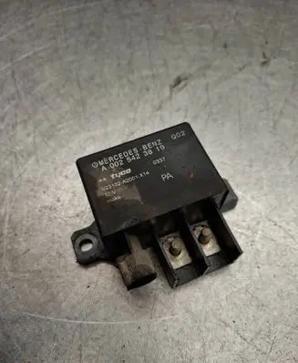 Mercedes-Benz C W203 Charging relay A0025423819 V23132A2001X14