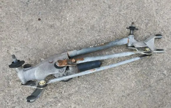 Nissan Primera Front wiper linkage and motor