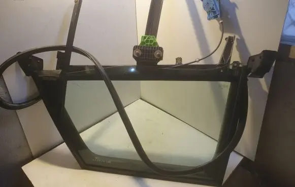 Rear door manual window regulator