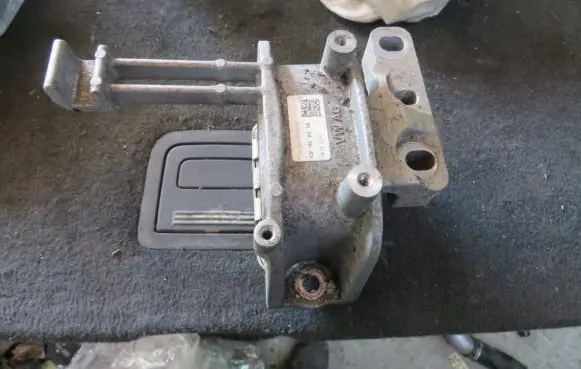 Audi Q2 - Engine mount bracket 5Q0199262DE