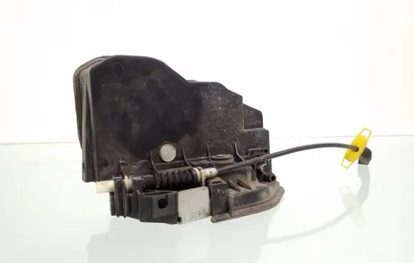 BMW X3 E83 Front door lock 7167071