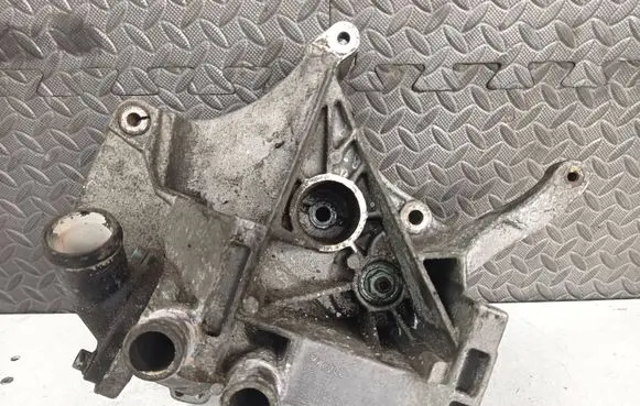Volkswagen PASSAT B5 Generator/alternator bracket 028903143AE