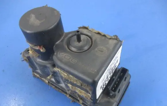 Audi 80 90 S2 B4 Central locking vacuum pump 