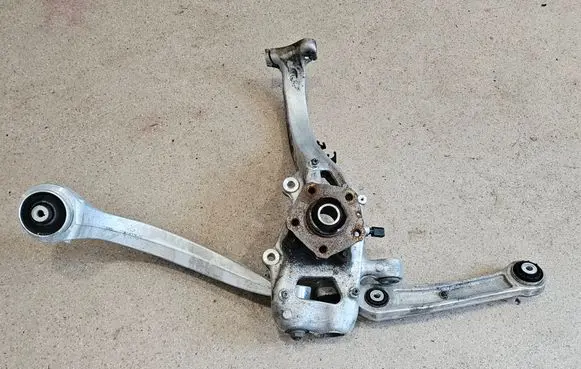 Audi SQ7 Front wheel hub spindle knuckle 4M0407242K 4M0407560