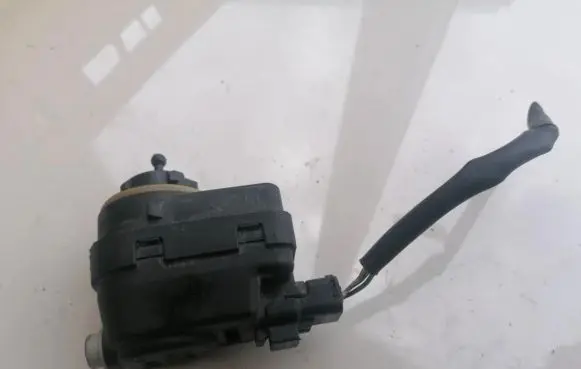Headlight level adjustment motor