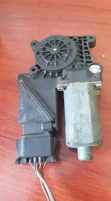 Mercedes-Benz E W210 Front door window regulator motor 0130821698