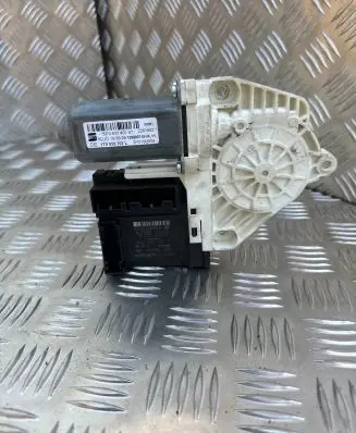 Seat Altea XL Front door window regulator motor 5P0837402N 1K0959792P 1T0959702L