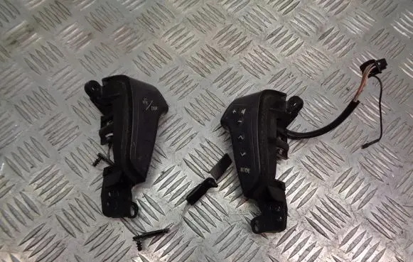 Toyota Avensis T250 Steering wheel buttons/switches 
