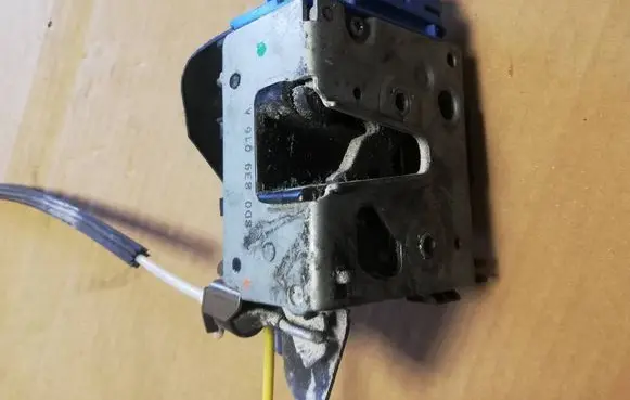 Audi A4 S4 B5 8D Rear door lock 8D0839016A