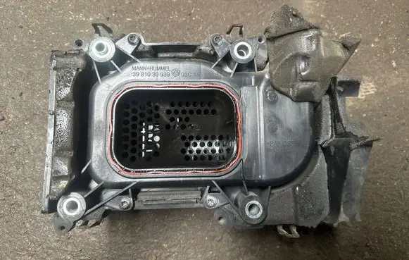 Volkswagen Golf V Intake resonator 03C145650B 1030939