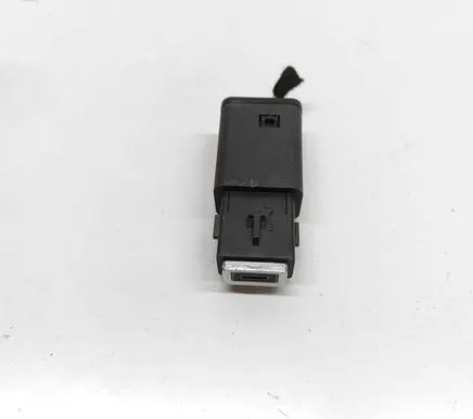 Peugeot 208 I USB socket connector 9851608480 9831350680