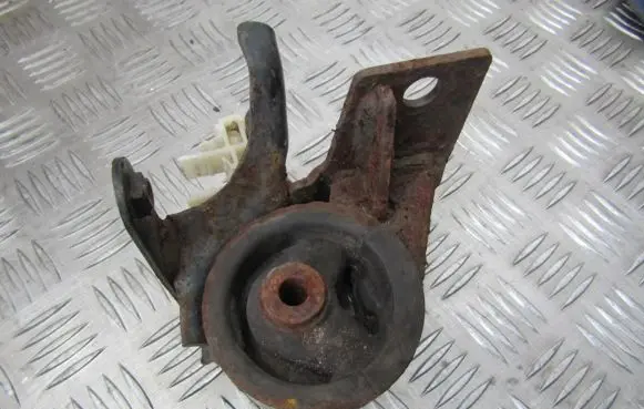 Toyota Avensis T220 Engine mount bracket