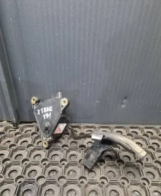 Accelerator throttle pedal