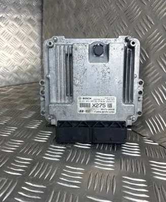 KIA Carens III Engine control unit/module 391712A546 0281033607 EDC17C57