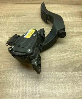 Audi A4 S4 B7 8E 8H Accelerator throttle pedal 8E1723523G 6PV00837506 WITHPLUG