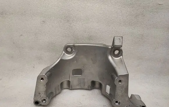 Volvo S90, V90 Generator/alternator bracket 31480101
