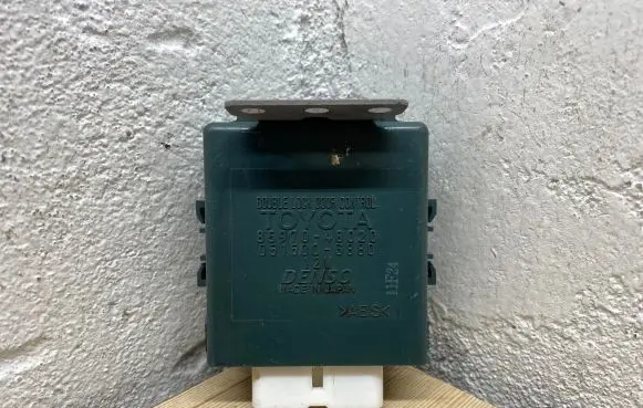 Lexus RX 300 Door central lock control unit/module 8597048020 0515003880