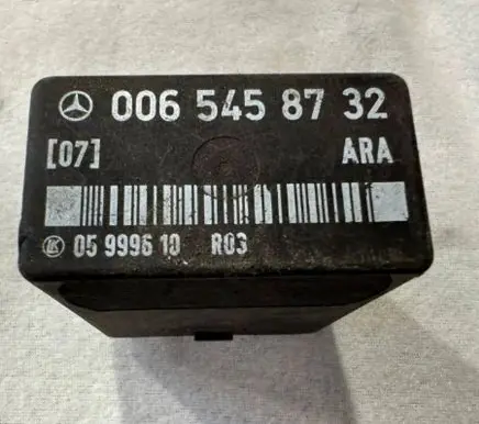 Mercedes-Benz E W124 Fuel pump relay 0065458732