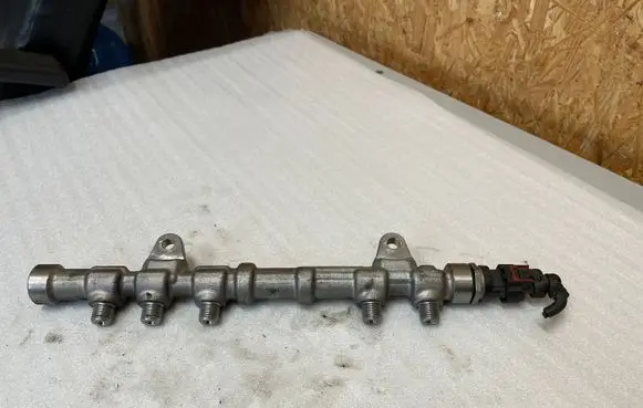 Opel Astra J Fuel main line pipe 55272136