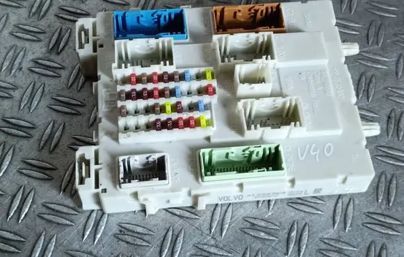 Volvo V40 Fuse module 31394964 8330008147