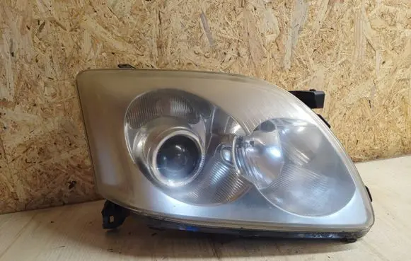 Toyota Avensis T250 Headlight/headlamp 8422