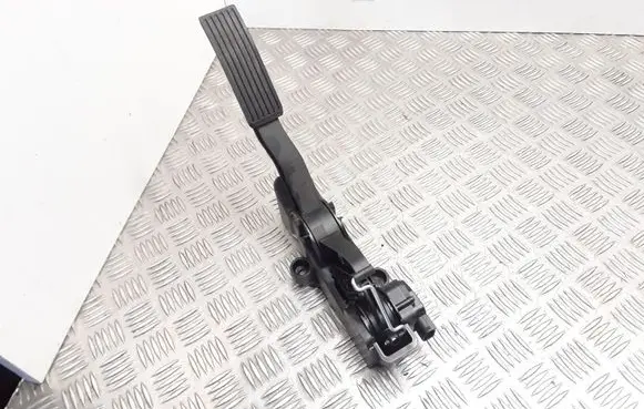 Mercedes-Benz B W245 Accelerator throttle pedal A1693000104 91736020