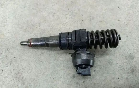 Volkswagen PASSAT B5.5 Fuel injector 038130073AR
