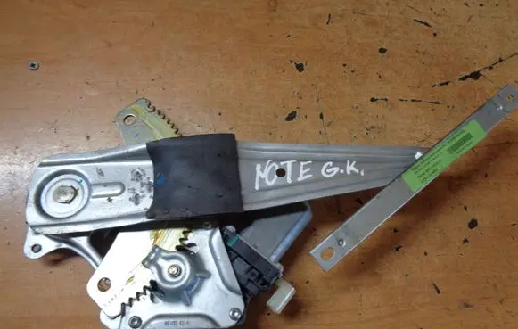 Nissan Note (E12) Rear door window regulator motor 827013VV0A