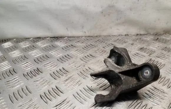 Gear shift cable bracket
