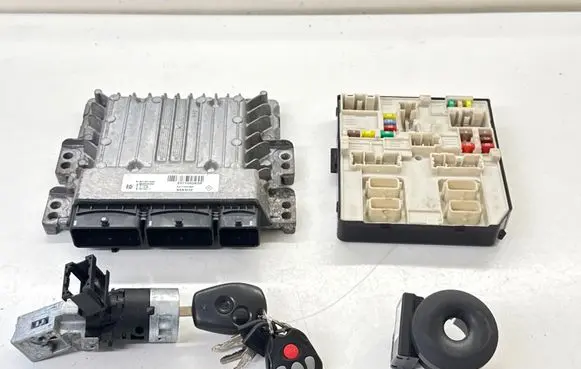 Opel Movano B Engine ECU kit and lock set 237105093R S180193133A 284B67570R