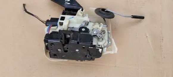Volkswagen Multivan T6 Front door lock 7H0837867