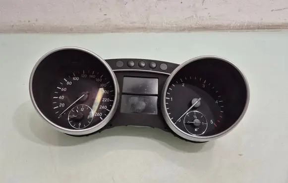 Speedometer (instrument cluster)