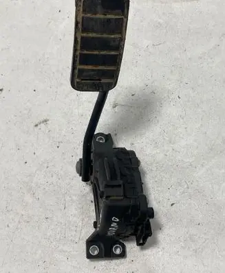 Accelerator throttle pedal