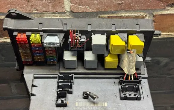 Mercedes-Benz Sprinter W906 Fuse module A9065452601 A9065450601