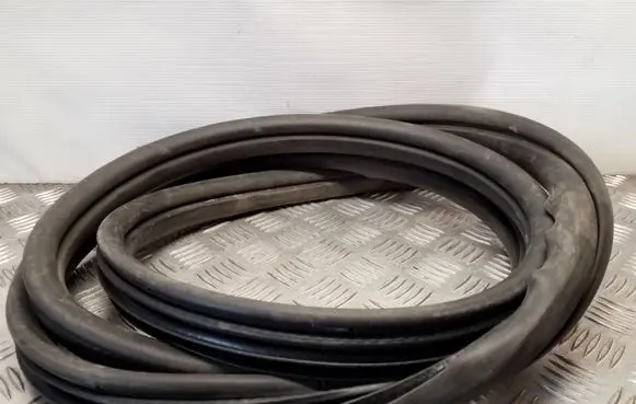 Jeep Cherokee III KJ Front door rubber seal