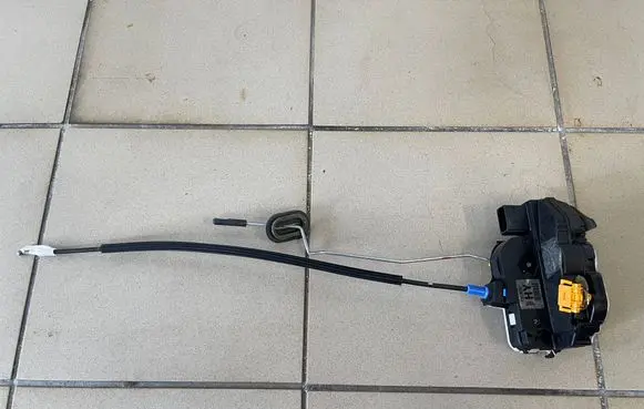 Opel Mokka Front door lock 13579518