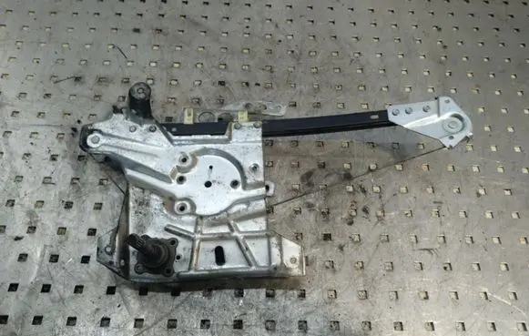 Rear door manual window regulator